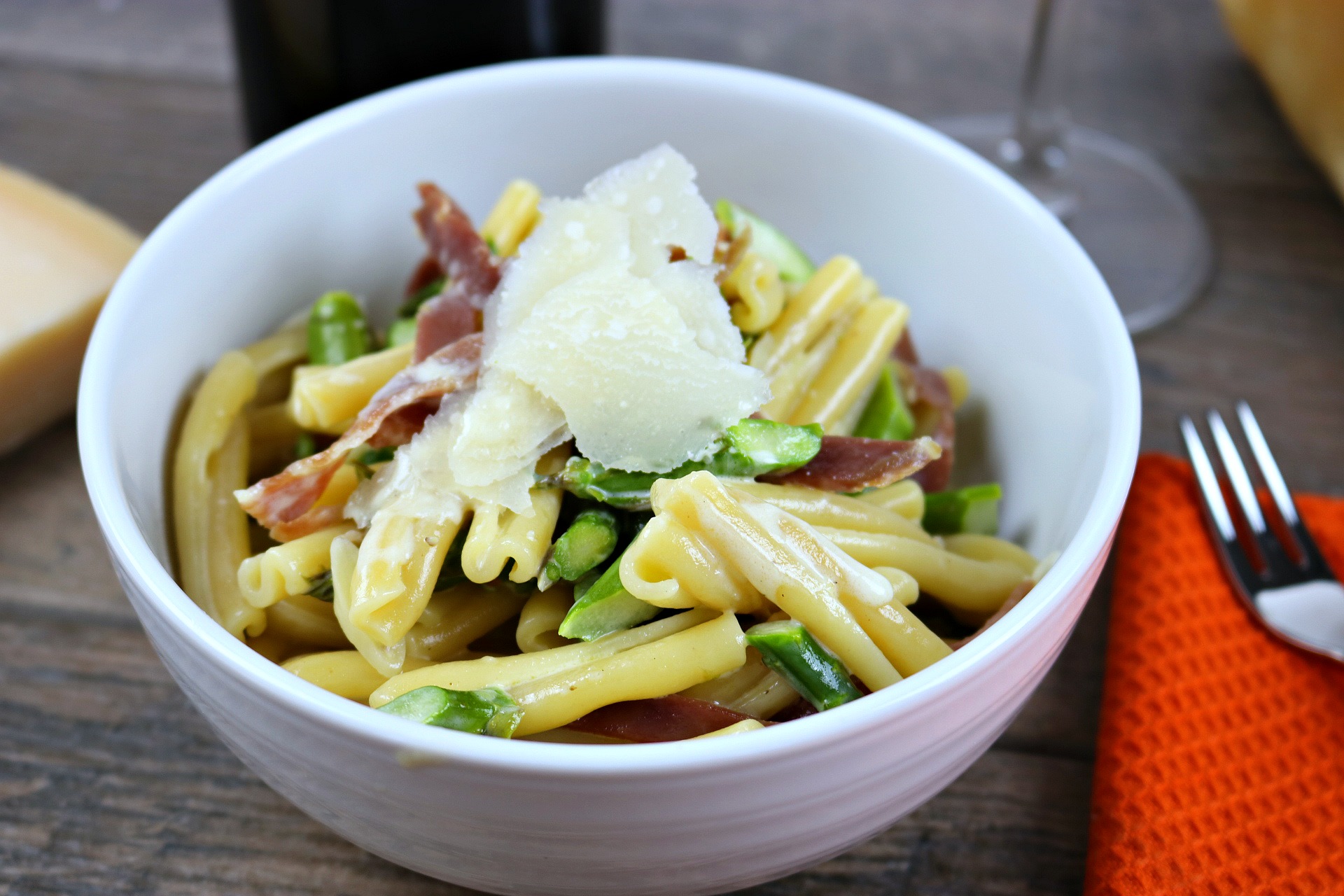 Pasta with Asparagus and Prosciutto Creamy and Delicious